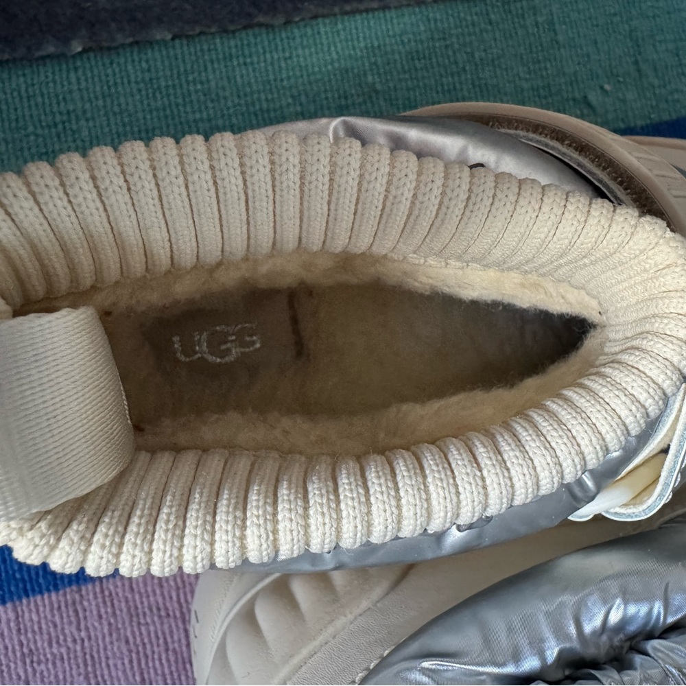 UGG Deckers ADIROAM ANKLE BOOT Women's US 8 EU 39 White and Silver - Picture 4 of 7